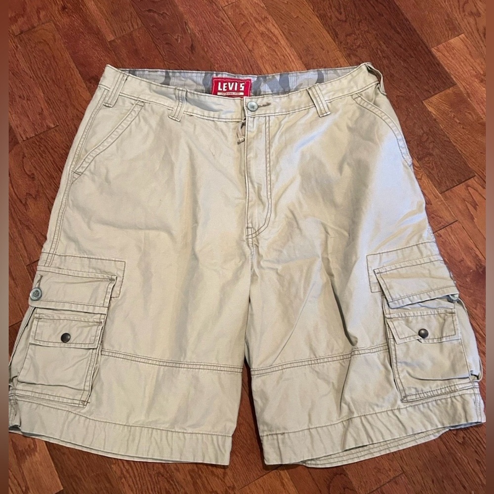 Levi's Men's Beige Cargo Shorts